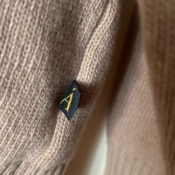 Anián Cashmino Crewneck in Quartz - Picture 10 of 11